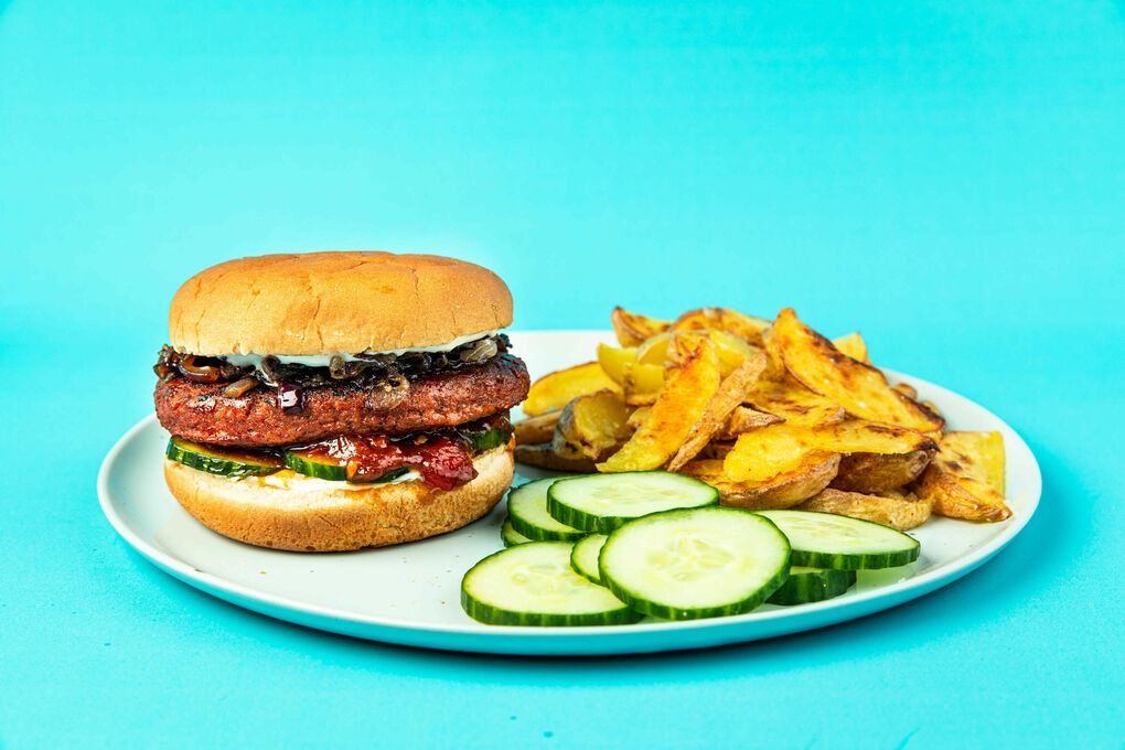 Dinnerly Plant+ Veganer Burger mit Tomaten-Zwiebel-Dip dazu Kartoffelspalten aus dem Ofen