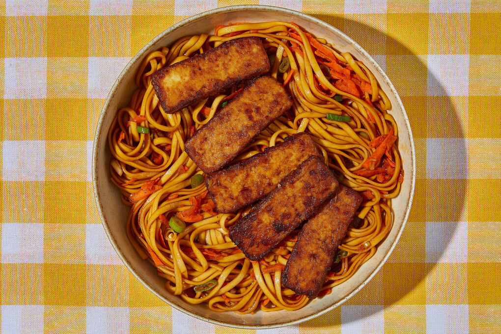 Dinnerly Teriyaki-Tofu auf Udon-Nudeln und zartem Karottensalat