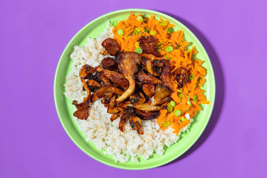 Dinnerly Würzige Pilzpfanne auf Sesamreis serviert mit frischem Karottensalat